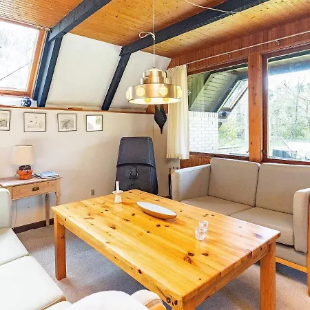 6 Person In Hals-by Traum * Hals